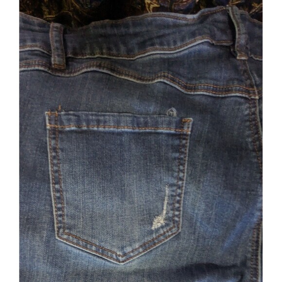 Avenue Women’s Plus Size 28 Boyfriend Capri Jeans Distressed Patch Cropped Denim - Picture 6 of 10